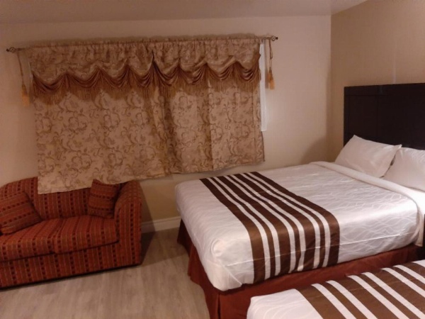 Silver Maple Motel image 10